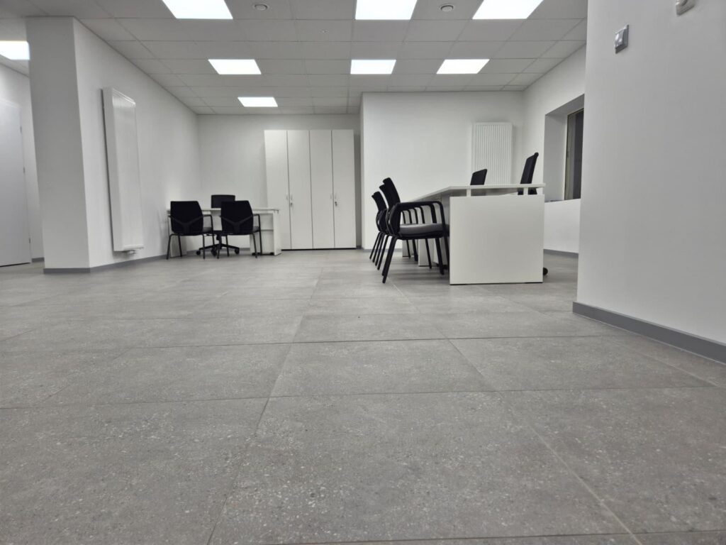 Biuro w salonie BYD Plichta Olsztyn po sprzątaniu – Konsal Cleaning