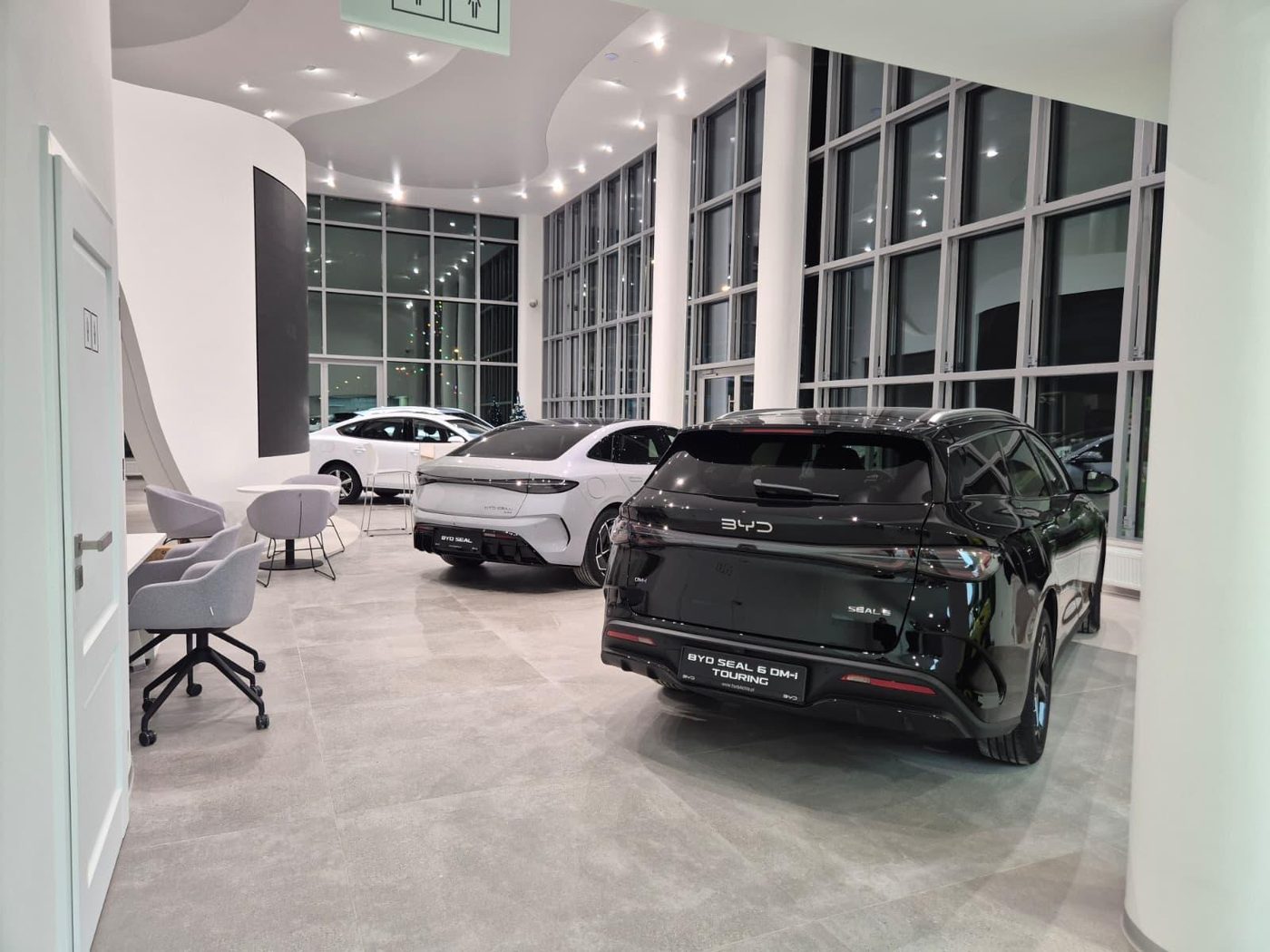 Salon BYD Plichta w Olsztynie po sprzątaniu pobudowlanym