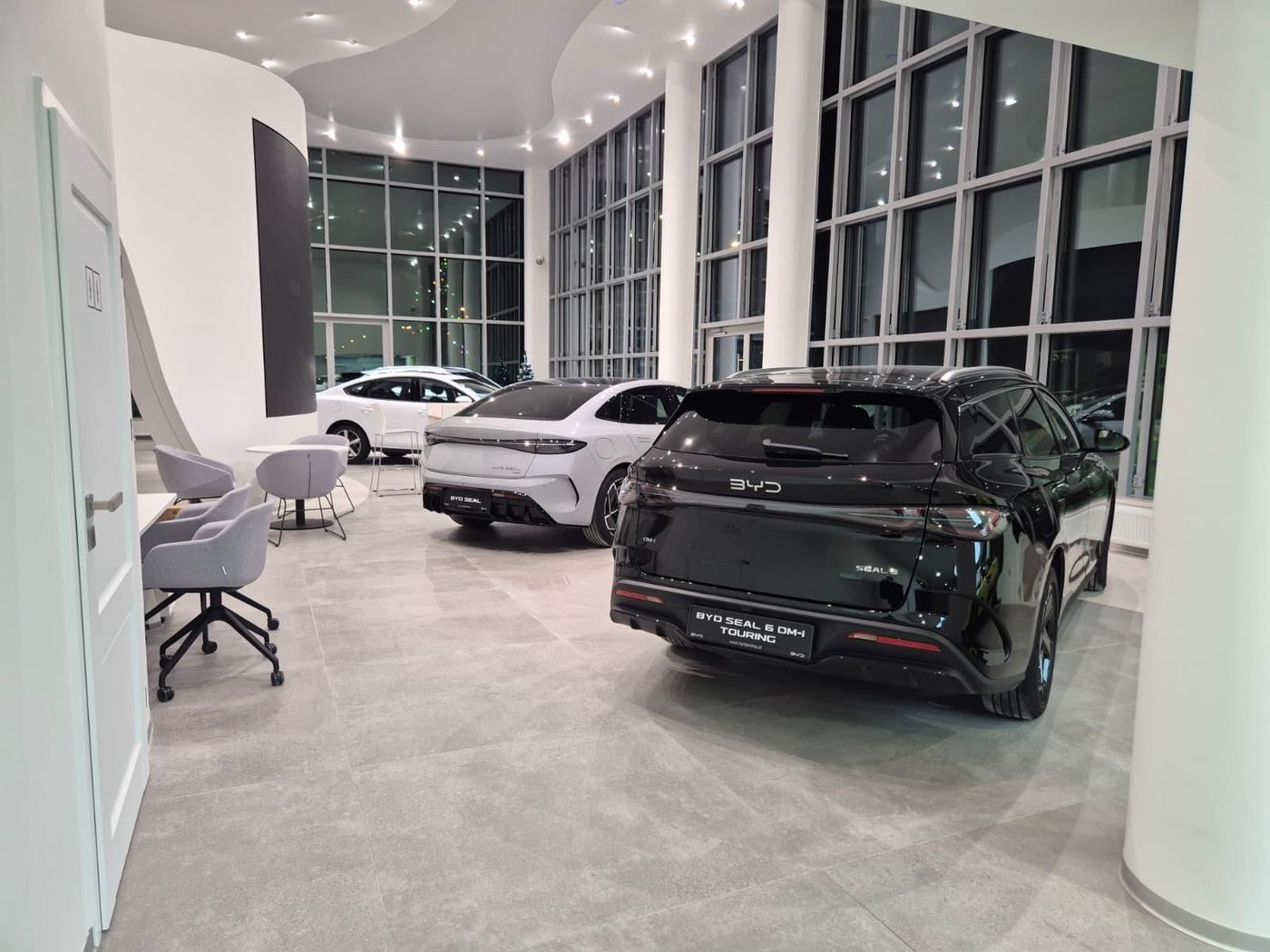 Salon BYD Plichta w Olsztynie po sprzątaniu pobudowlanym