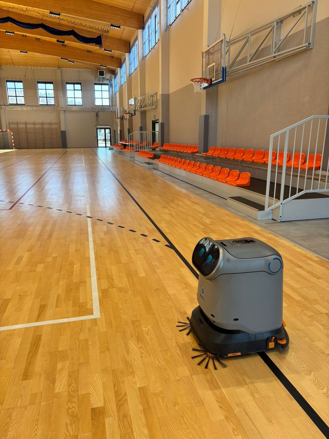 Test autonomicznego robota sprzątającego w hali sportowej w Kamionce Wielkiej