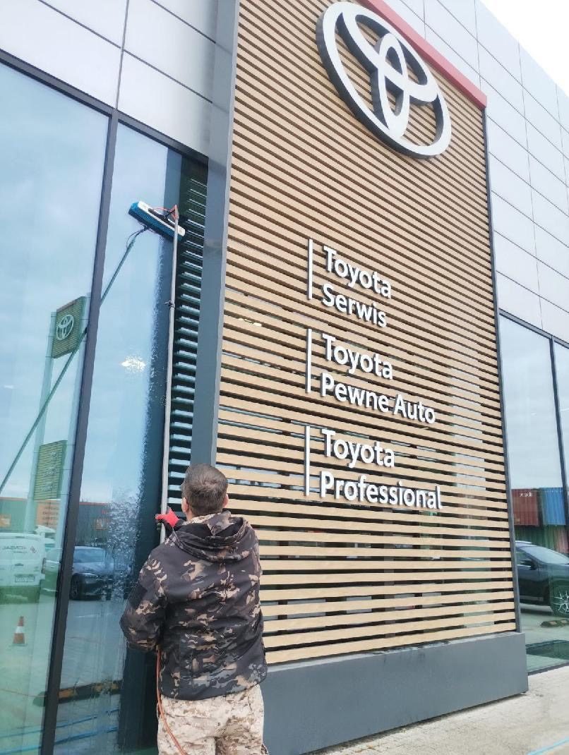 Utrzymanie czystości salonu Toyota Carter w Gdańsku